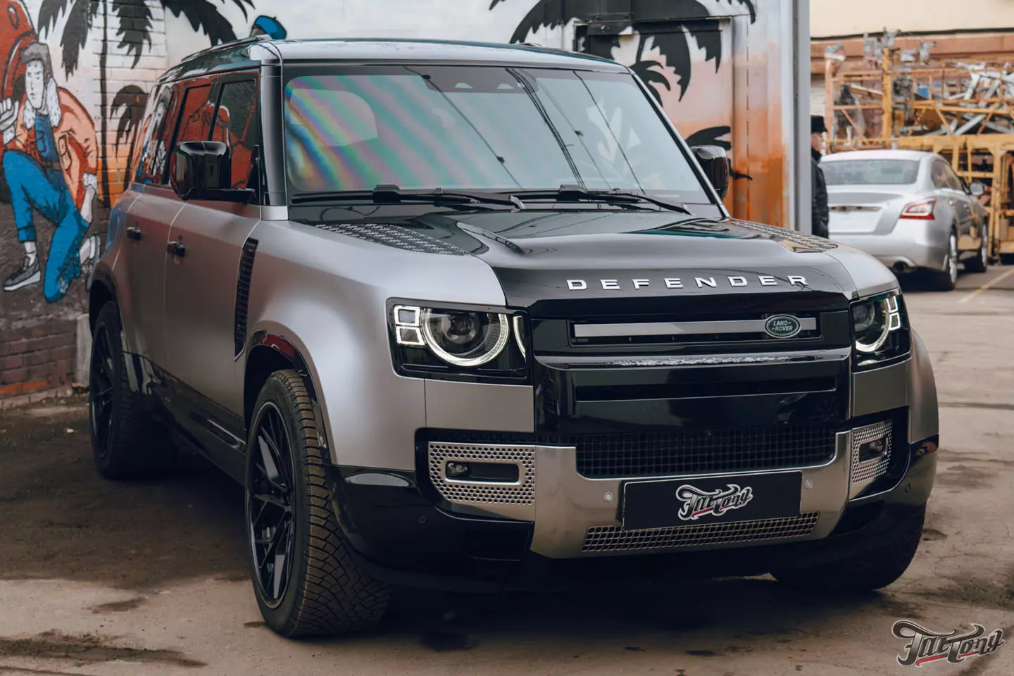 Необычный дизайн для Land Rover Defender! Оклейка в черный глянец+серый мат. Шумоизоляция дверей и Шиномонтаж на вибростенде на стендах Hunter